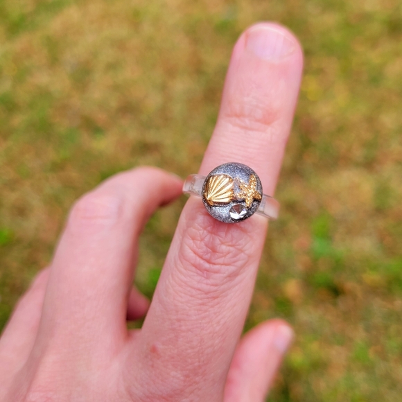 Black Sand Beach Scene Gold Starfish Shell Diamond Plastic Ring Size 6 - Picture 5 of 13